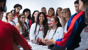 TES战队定妆照拍摄花絮：JackeyLove霸气指天，Knight可爱比耶，Tian调皮射击手势引爆笑